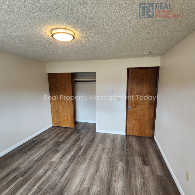 Building Photo - $300 OFF BLACK FRIDAY SPECIAL!! 2 bed 1 ba...