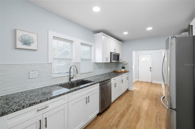 Building Photo - 2606 W Henry Ave