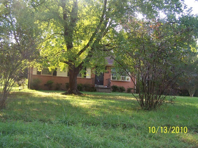 Building Photo - 3919 Redstone Dr