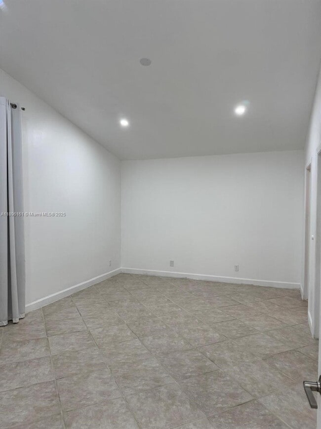 Building Photo - 113 Rosewood Ln