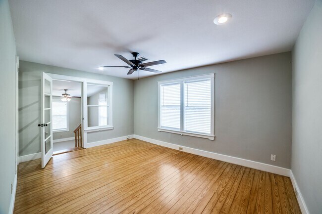 Building Photo - CASTLE HILLS FAMILY HOME