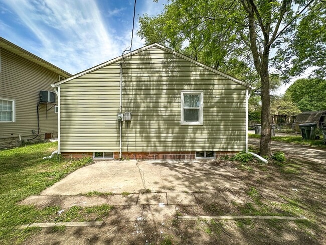 Building Photo - 2833 E Vermont St