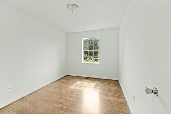 Building Photo - Spacious beautiful 4-bedroom 2.5 bath home