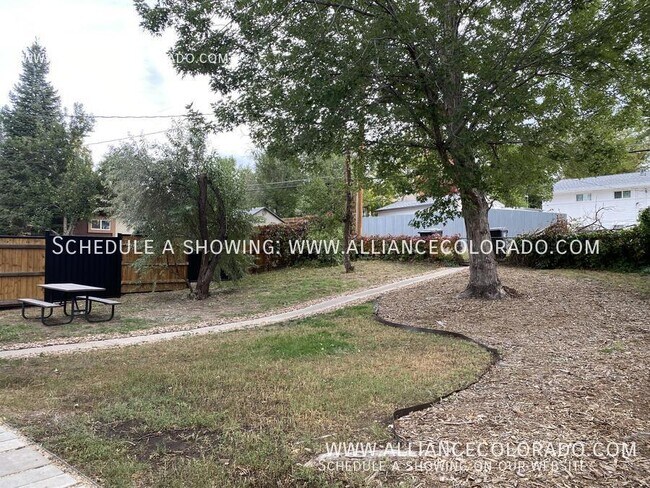 Building Photo - 2605 Lark Dr