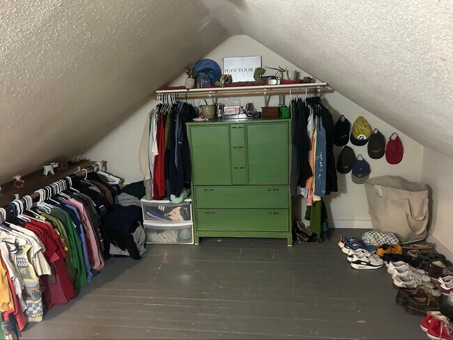 Building Photo - PRELEASE: Spacious 5+ bdrm/2 bath in York Neighborhood