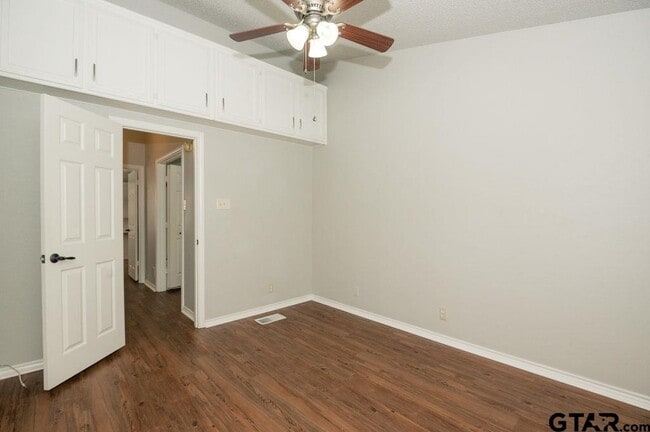 Building Photo - 5827 Hollytree Dr