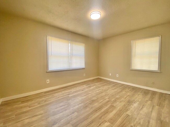 Building Photo - Newly renovated 3 bed 1 bath now available...