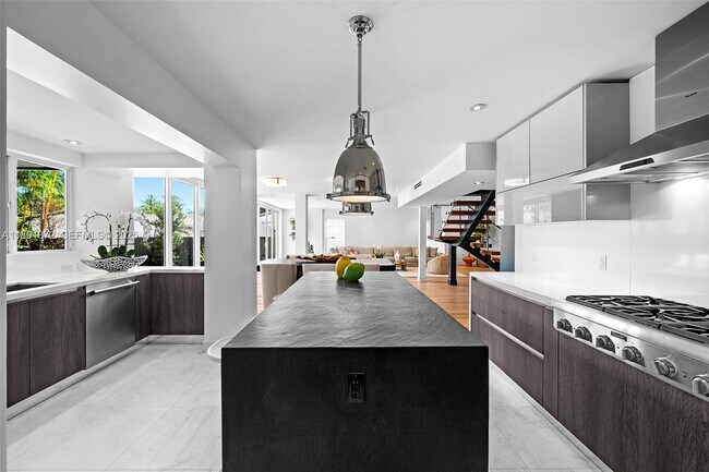 Building Photo - 575 Bay Point Rd