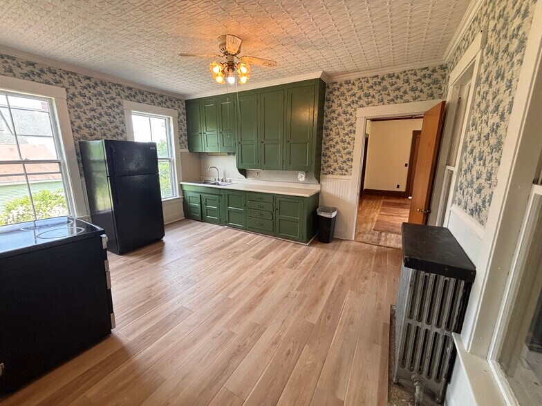 Large eat-in kitchen - 216 Russell St