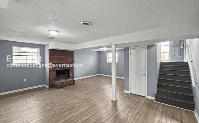 Building Photo - 3 Bed, 2 Bath Home with Garage / Available Now!