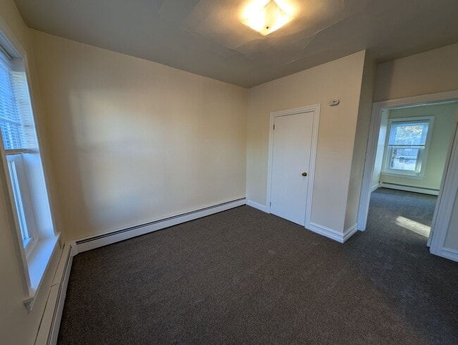 Building Photo - 2nd Floor 2 Bedroom Apartment