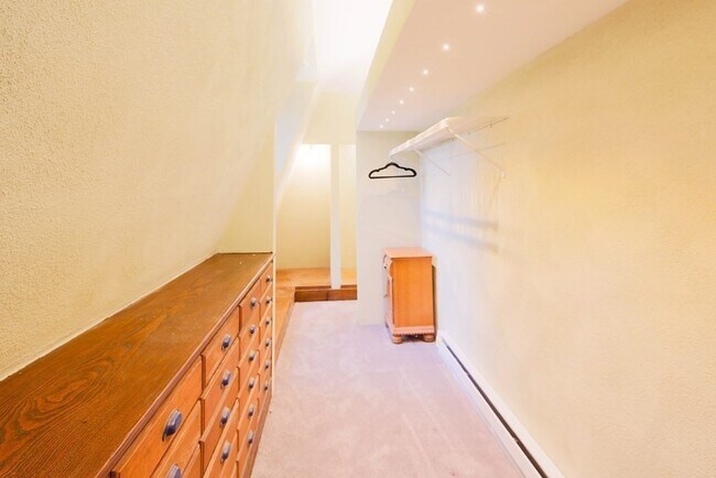 Building Photo - 182 Palfrey St