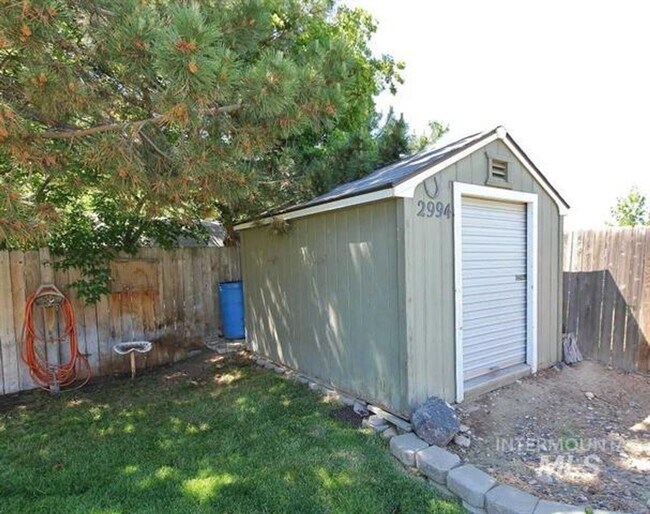 Building Photo - 3 Bedroom 2 Bath Home on 1/4 Acre Available 1/6/2026