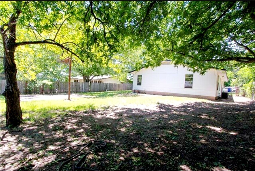 Building Photo - 9805 Dallum Dr