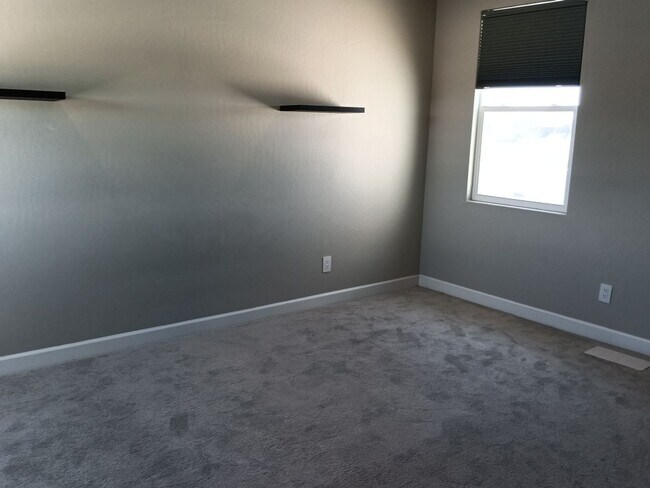 Building Photo - Stunning 4-bedroom, 3.5-bathroom home loca...