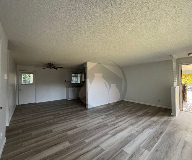 Building Photo - Single Level Triplex Ready to move In!