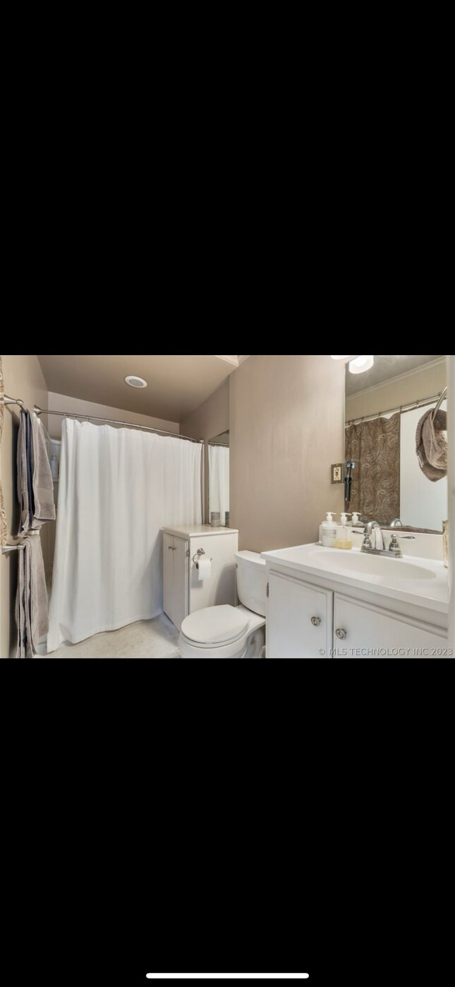 en suite bath - 3235 S Troost Ave