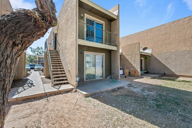 Building Photo - 2814 E Marconi Ave