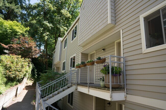 Building Photo - Modern 2-Bed / 2.5-Bath Condo Near OHSU — ...