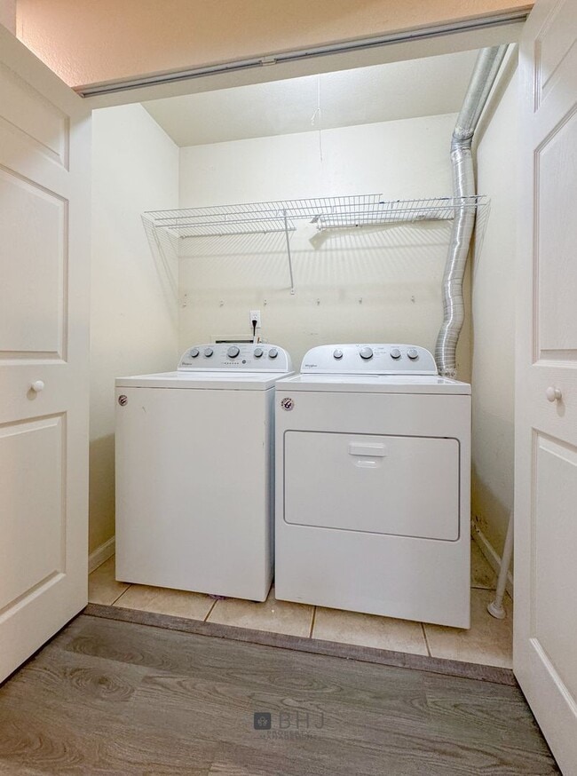 Building Photo - 3 Bedroom/ 1.5 Bath Townhouse for rent!