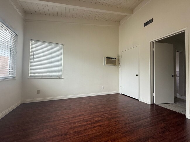 Building Photo - 4719 La Presa Ave