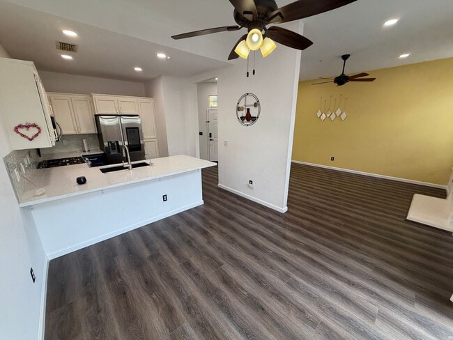 Building Photo - Pleasanton Sienna by Signature Townhouse 2 bed/2.5 bath, New Paint, new appliances, near downtown...