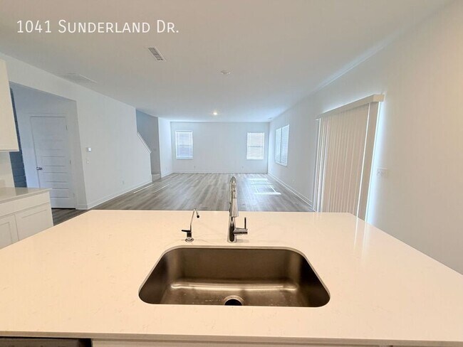 Building Photo - 1041 Sunderland Dr