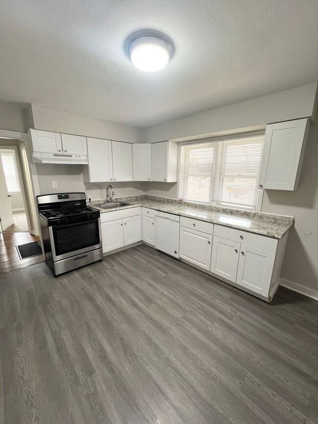 Building Photo - 1465 W Duchesne Dr