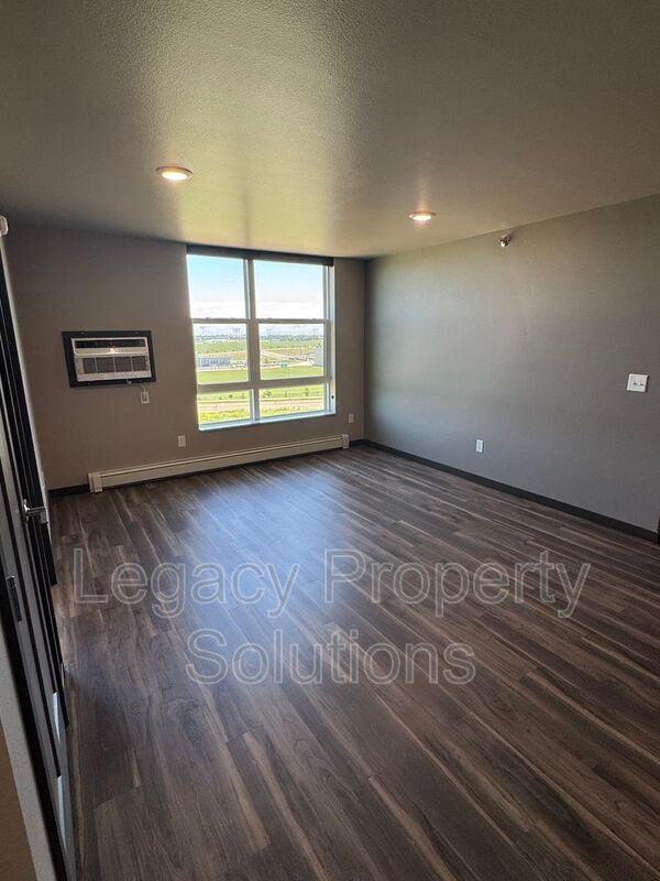 Building Photo - 220 E Greenfield Ln