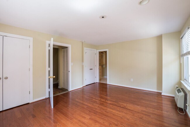 Building Photo - Beautiful Three Bedroom in Washington Square West
