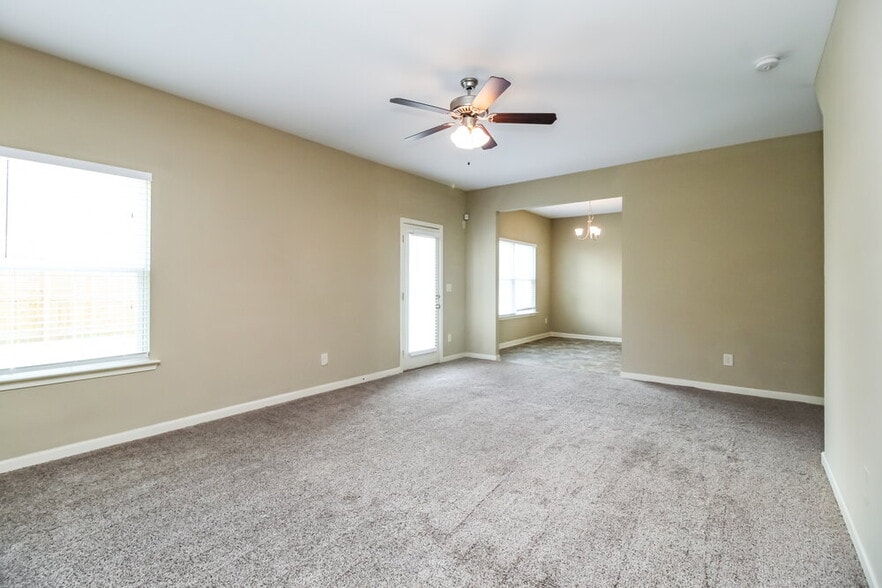 Building Photo - 41 Crescent Chase