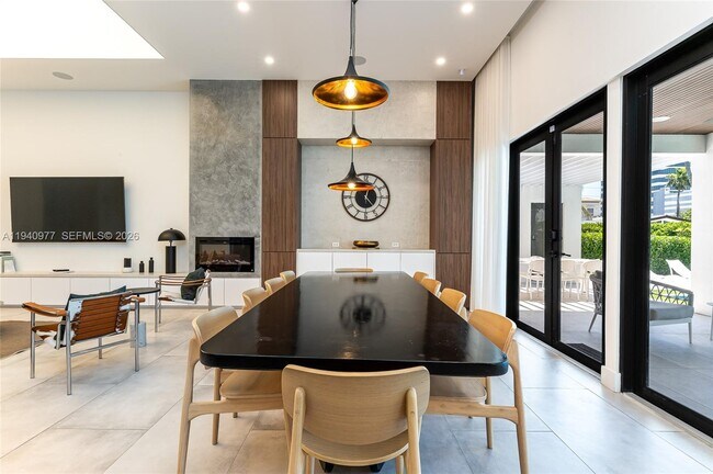 Building Photo - 2560 NE 199th St