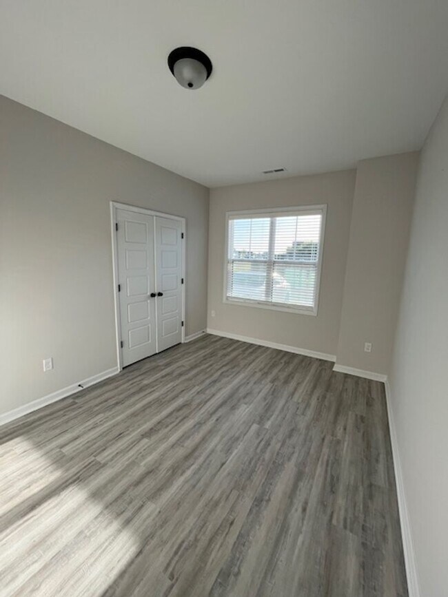 Building Photo - Stunning townhouse located in the heart of...