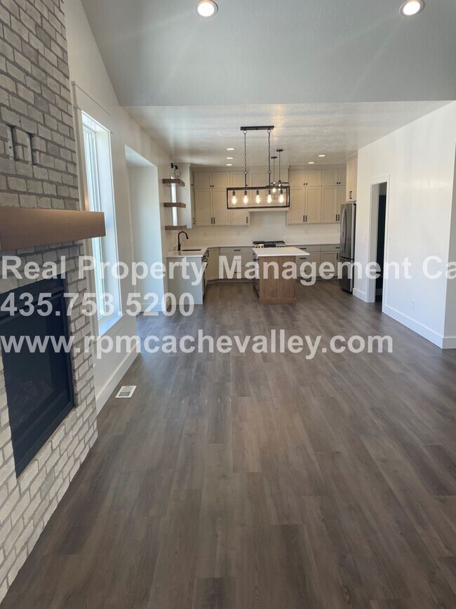 Building Photo - Gorgeous 3 br 2 bath home in Hyde Park! Ha...