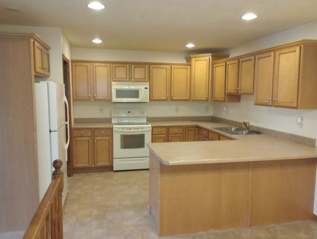 Building Photo - Three bedroom two bathroom twin home