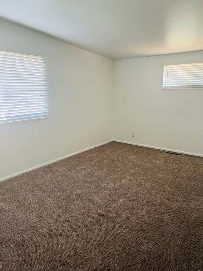 Building Photo - Newly remodeled home, new flooring and paint throughout