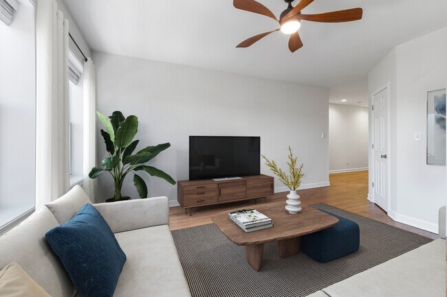 Building Photo - Renovated 2 bed 2 bath Lincoln Square Apartment!