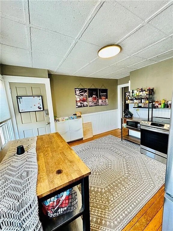 Building Photo - 1071 Main St