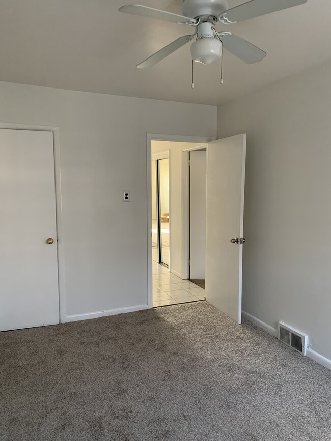 Smaller bedroom or office - 4071 Balwynne Park Rd