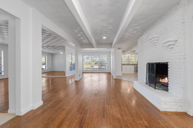 Building Photo - Beautiful Single-Story Home for Rent in Dallas | 3 Bedrooms | Living Room | Dining Room + Large G...