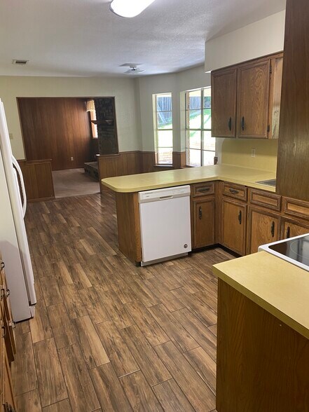 Kitchen - 827 Cliffside Dr