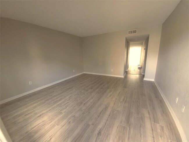 Building Photo - 8100 Creekbend Dr