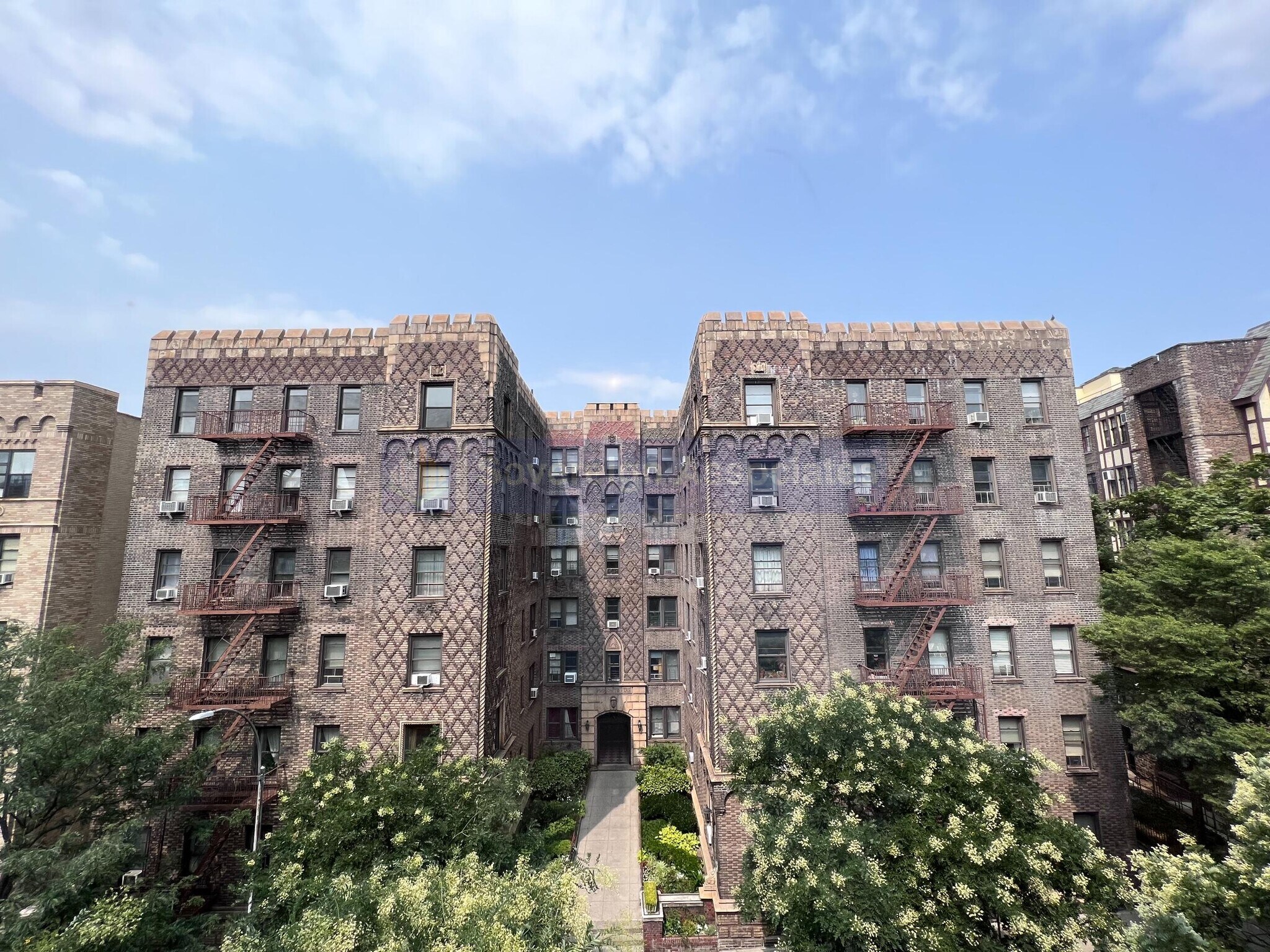 Building Photo - 105 Pinehurst Ave