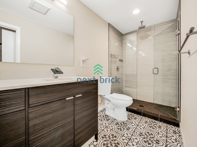 Building Photo - 2 Bed 2 Bath Spacious Townhome