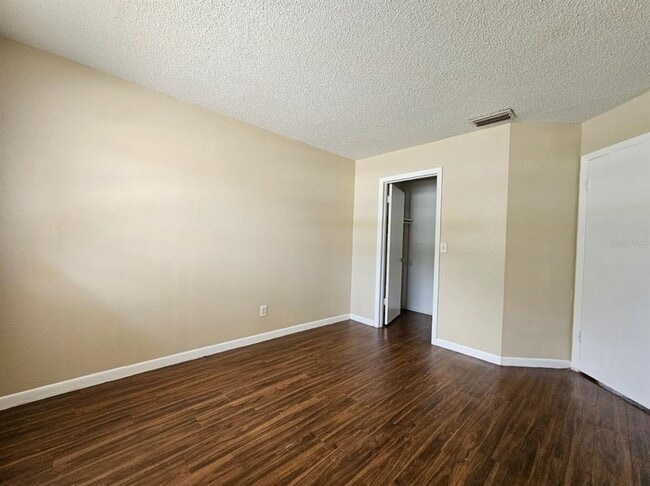 Building Photo - 221 Northwest Jefferson Cir N