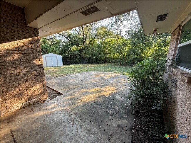 Building Photo - 1400 N East St