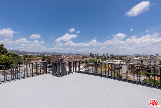 Building Photo - 1417 S Doheny Dr
