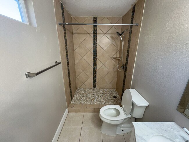 Building Photo - 709 Lisa Ln