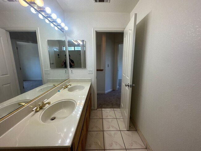 Building Photo - 325 Melbourne Dr