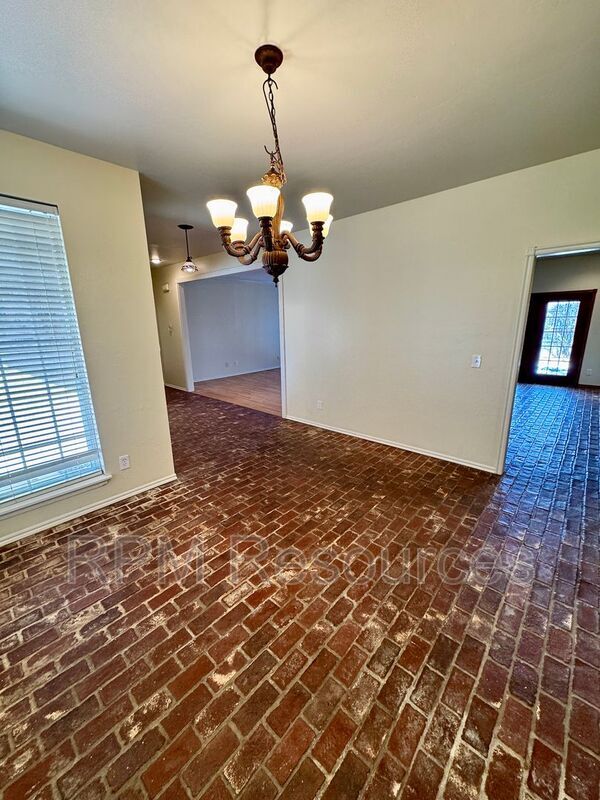 Building Photo - 6213 N Woodcreek Ct